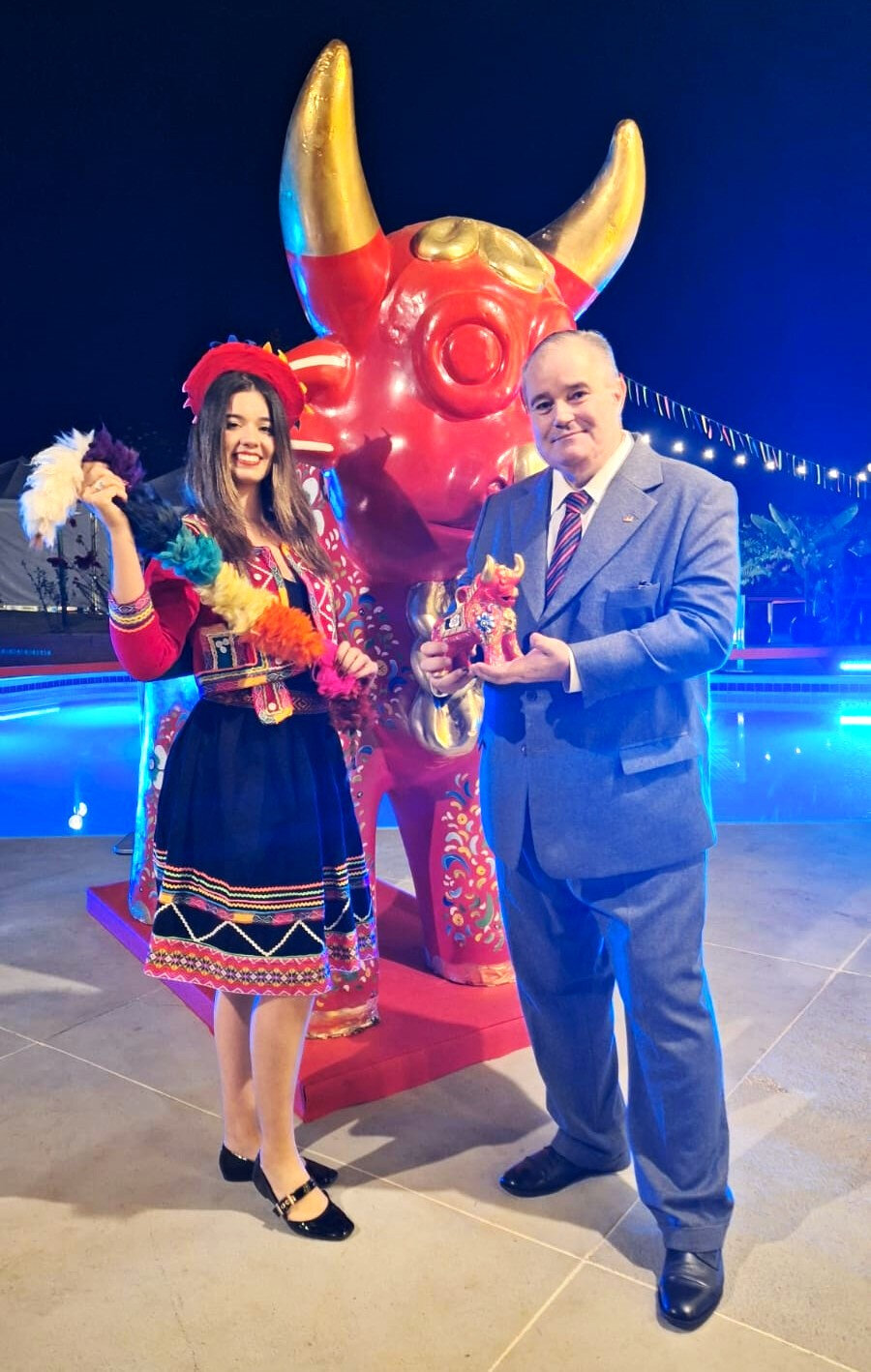 Henrique Pires, no jardim da embaixada do Peru, com os amuletos andinos da prosperidade (Foto: Nauro Jr/Divulgação)