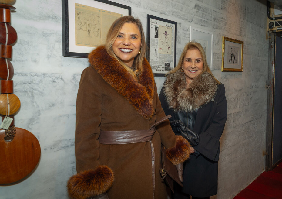Tânia Cauduro e Neca Esbroglio no prestigiado vernissage (Evandro Leal/Divulgação)