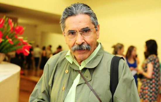 O ex-governador Olívio Dutra  visitou a exposição de arte no Encouraçado 936 (Foto: Divulgação)
