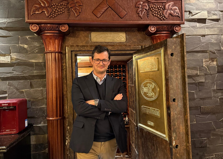Bruno Rebelo de Sousa, em frente ao cofre-adega, explanou sobre rótulos da vinícola portuguesa João Portugal Ramos (Foto: LS8 Consultoria de Imprensa)