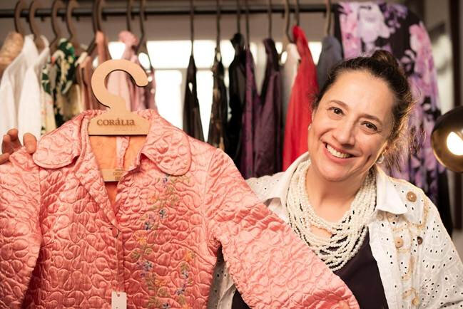 Maura Souza estrela o monólogo Corália Brechó (foto: Raul Krebs/Divulgação)