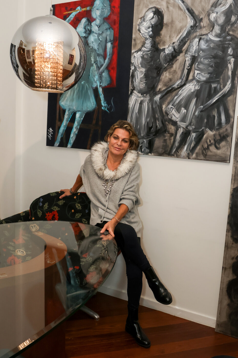 Andréa Filippi e suas belas obras (Foto: Dani Barcellos/Divulgação)