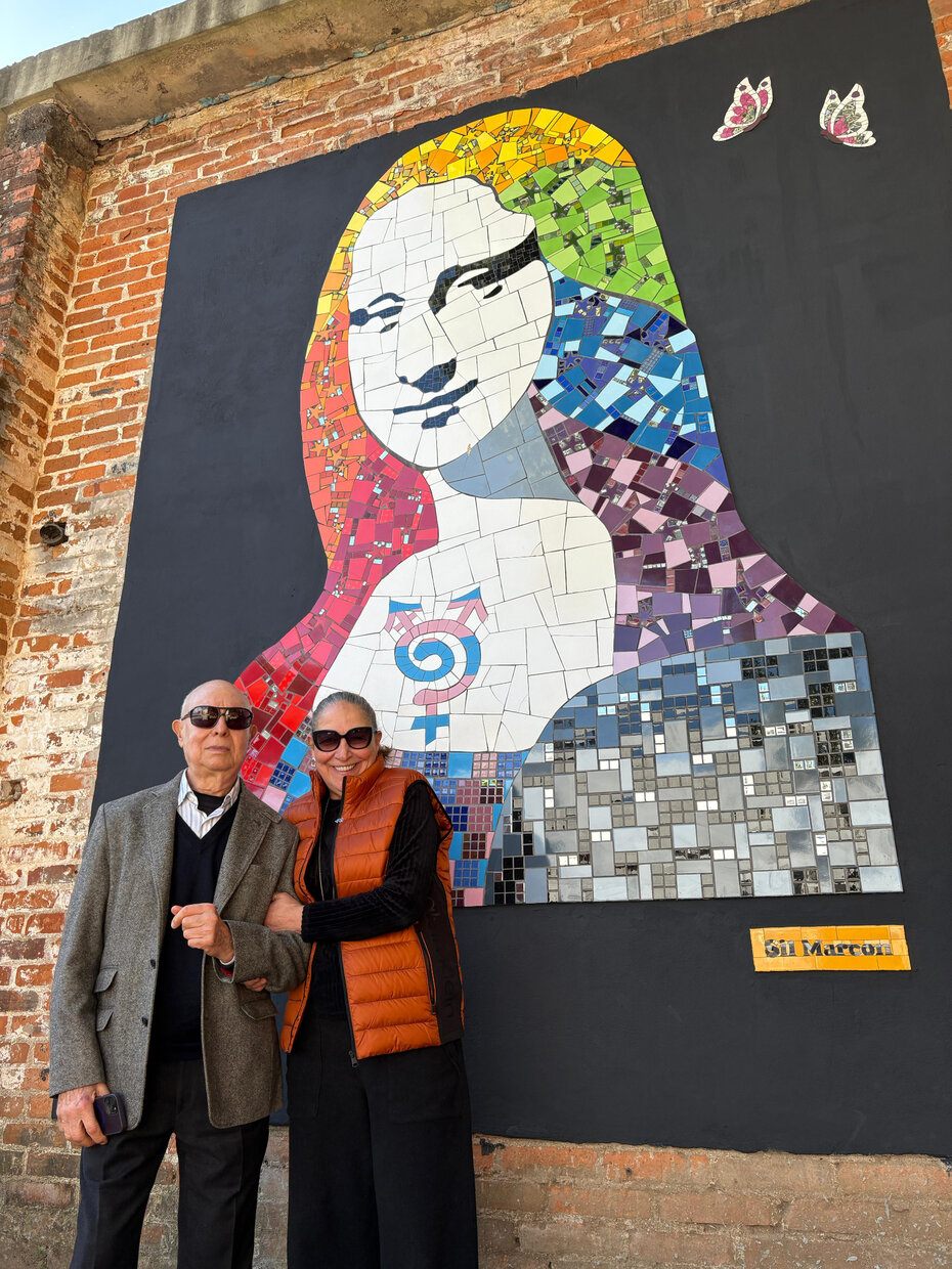 Posei com Ana Fagundes junto a uma imponente Monalisa da artista Sil Marcon (Foto: Rafael Varela)