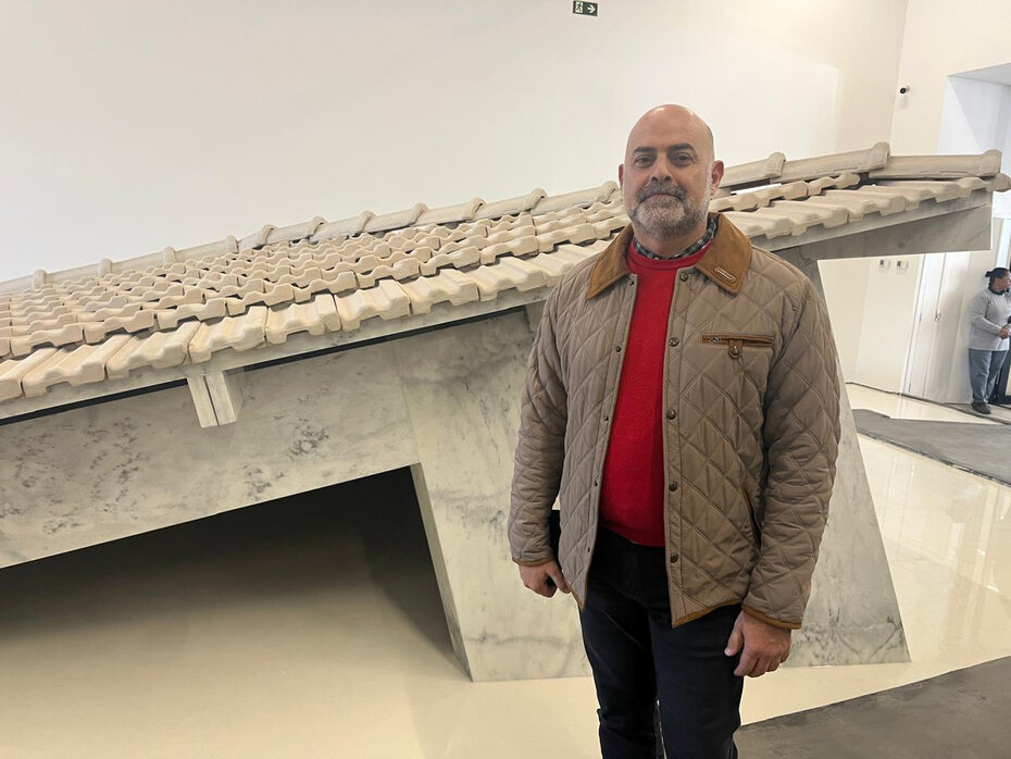Luciano Faraco, da equipe do Kempinski Laje de Pedra, conferiu a exposição de Nuno Ramos na entrada do museu (Foto: Paulo Gasparotto/ Especial)