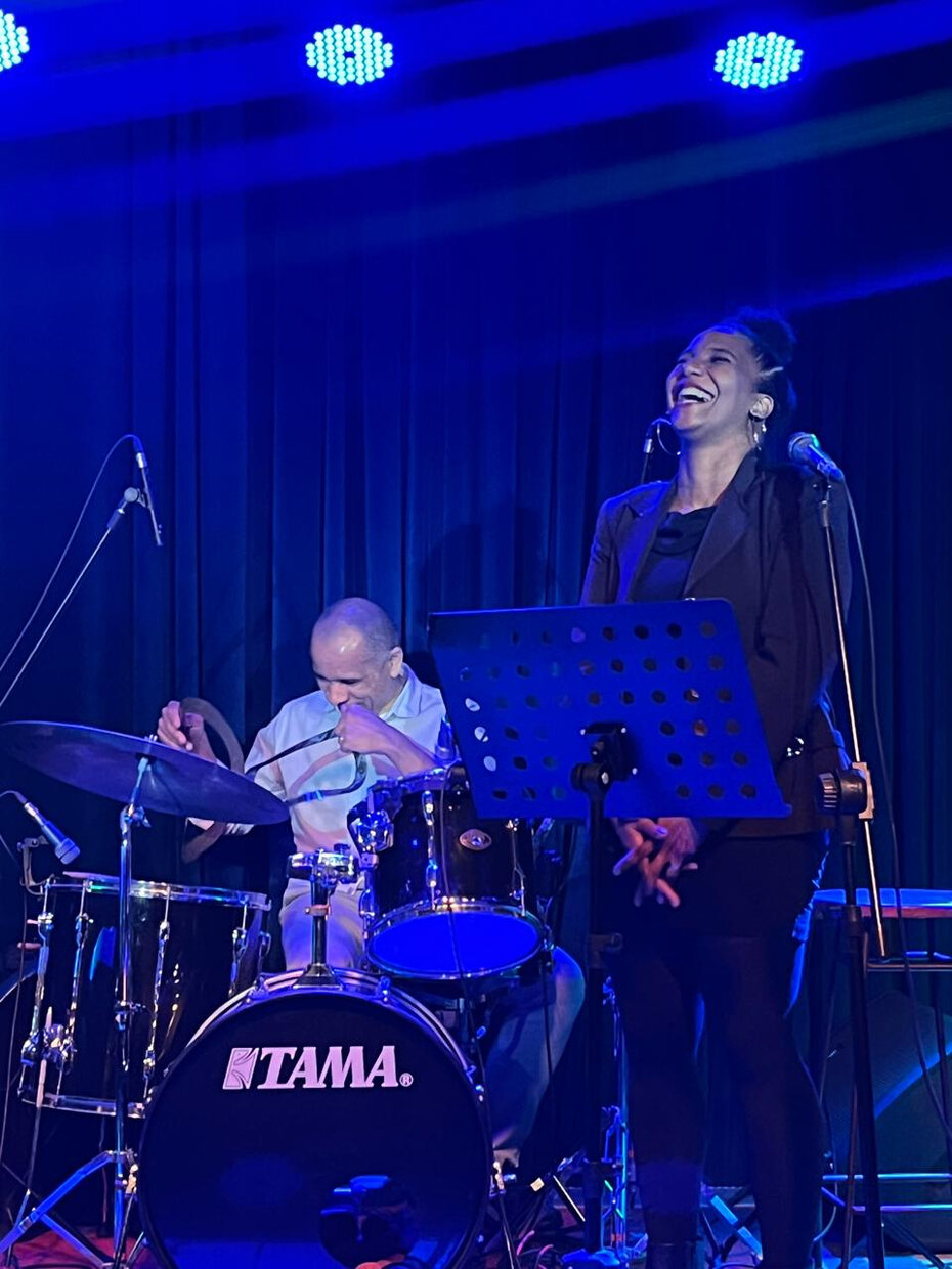 Marquinhos Fê e a cantora Indira Castro, com sua voz sedutora e o sorriso iluminado, na apresentação no Encouraçado 936 que arrancou muitos aplausos (Foto: Paulo Gasparotto/Especial)