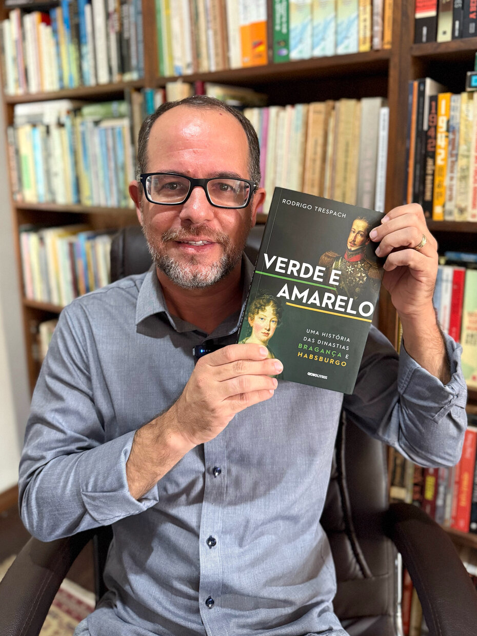O autor com a obra lançada sobre a dinastia  Bragança e Habsburgo (Foto: Gisele F. Trespach/Divulgação)