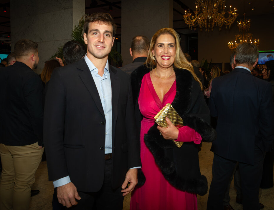 Giovanni Tumelero, liderança do Jornal do Comércio, com Tatiana Breyer, diretora do Hospital de Pronto Socorro (Foto: Evandro Leal/Divulgação)