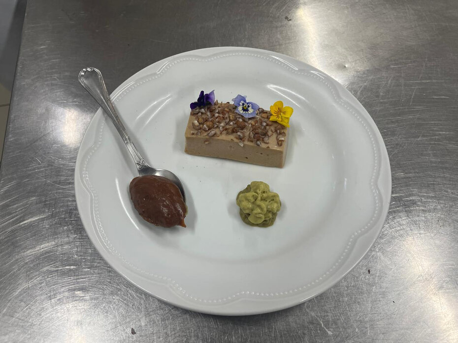 O clássico flan uruguaio acompanhado de doce de leite com toques de araçá, cumaru e butiá (Foto: Paulo Gasparotto/Especial)
