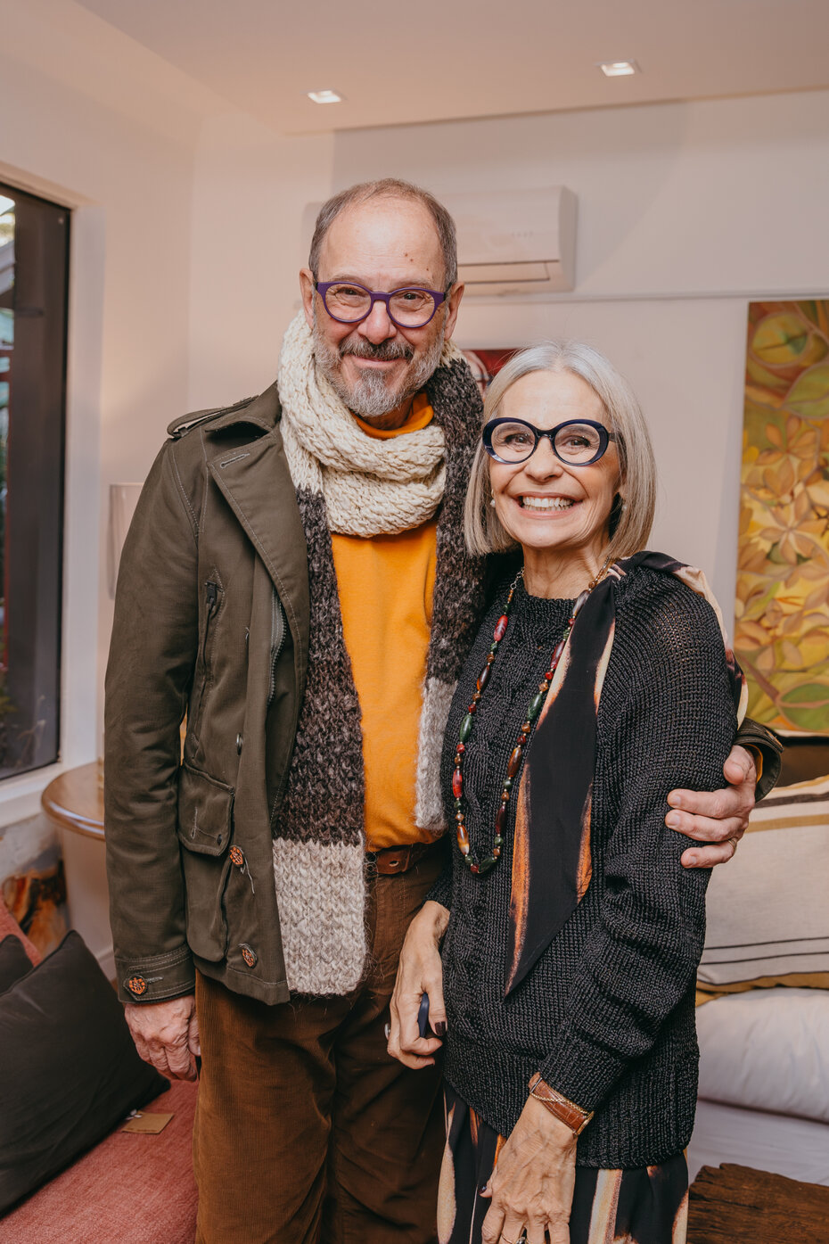 O arquiteto Mario Englert com Regina Schuch na AZ Galeria (Foto: Thiele Elissa/Divulgação)