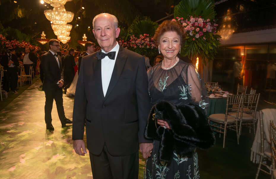 Bolívar Moura e Ana Maria Moura acompanharam o baile da neta Helena Moura Cirne Lima (Foto: Evandro Leal/Divulgação)