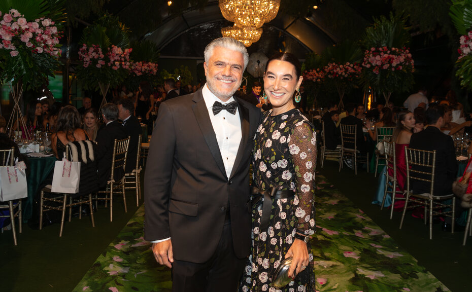 Luiz Felipe Schiavon e Maria Clara Schiavon, usando charmoso longo da grife de Giambattista Valli, um dos estilistas de sucesso na Europa (Foto: Evandro Leal/Divulgação)