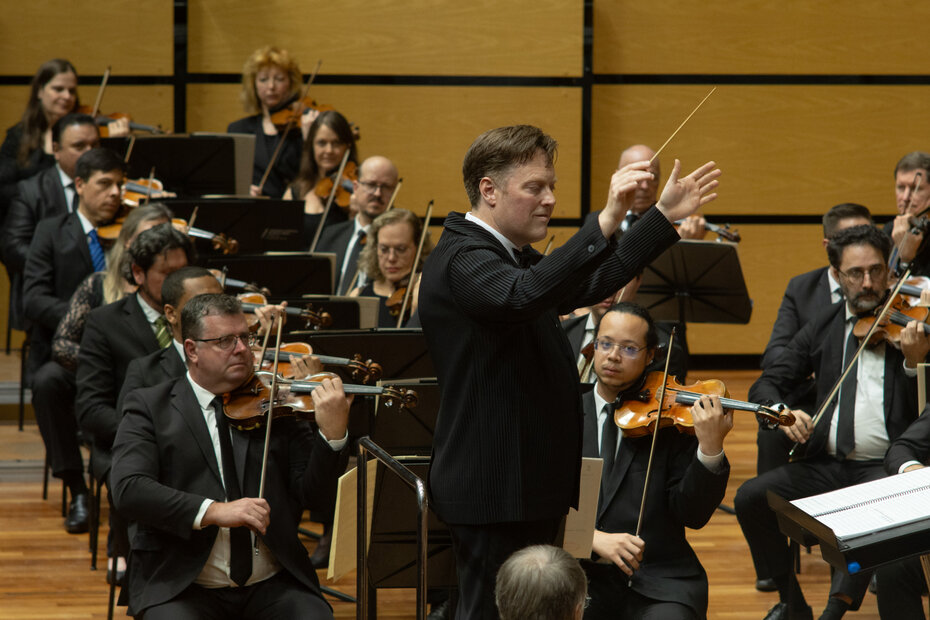 O maestro canadense Jonathan Girard conduziu a orquestra (Foto: Vinícius Angeli/Divulgação)