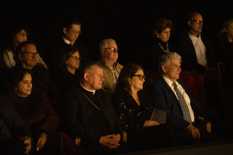 Dom Jaime Spengler, Leonor e Gilberto Schwartsmann atentos ao concerto (Foto: Vinícius Angeli/Divulgação)