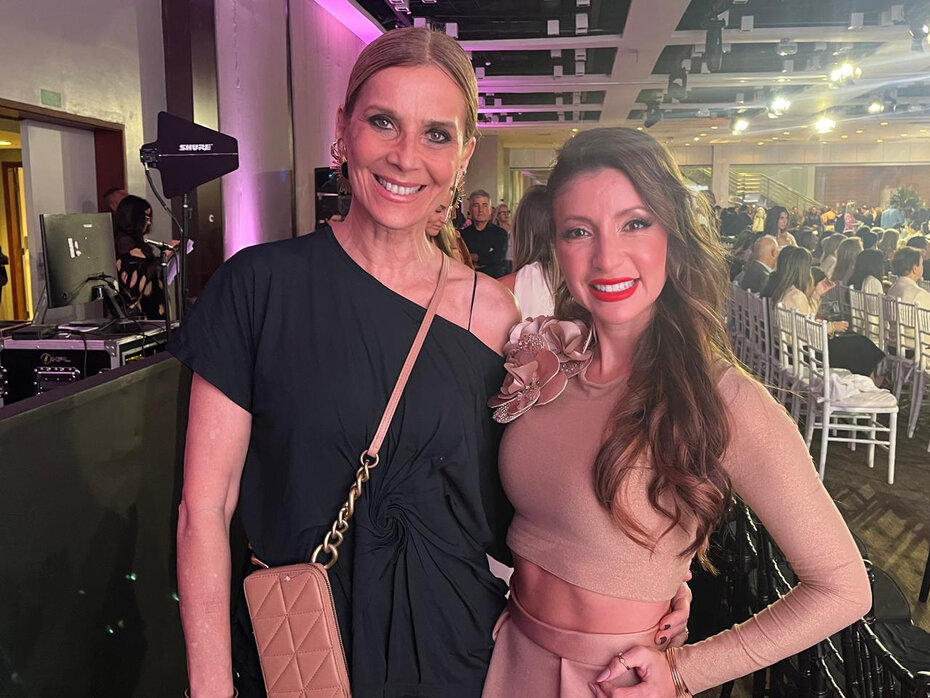 Madeleine Müller, que coordenou o desfile, e a DJ Adélia Silva (Foto: Paulo Gasparotto/Especial)