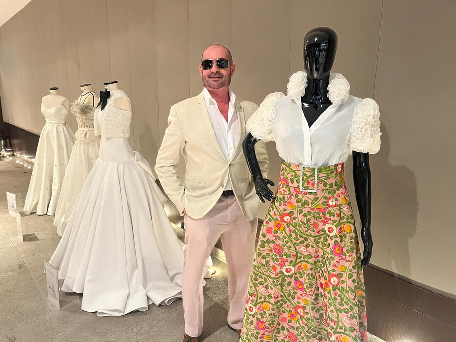 Felipe Veiga Lima junto a um de seus trajes (Foto: Paulo Gasparotto/Especial)