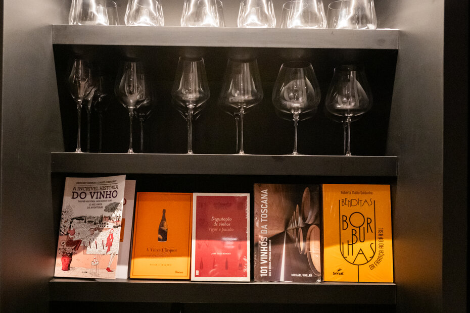 Livros e taças dividem a estante em perfeita harmonia na adega (Foto: Andréa Graiz/Divulgação)