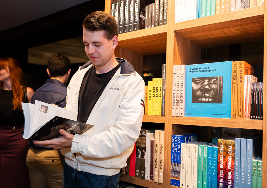 Matheus Camargo: atento aos livros (Foto: Andréa Graiz/Divulgação)