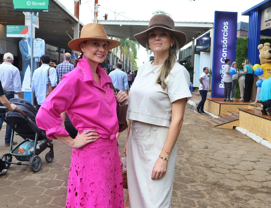 Fabíola Rohde Lopes e Clarisse Lorenzoni: boas escolhas de seus chapéus (Foto: Divulgação)