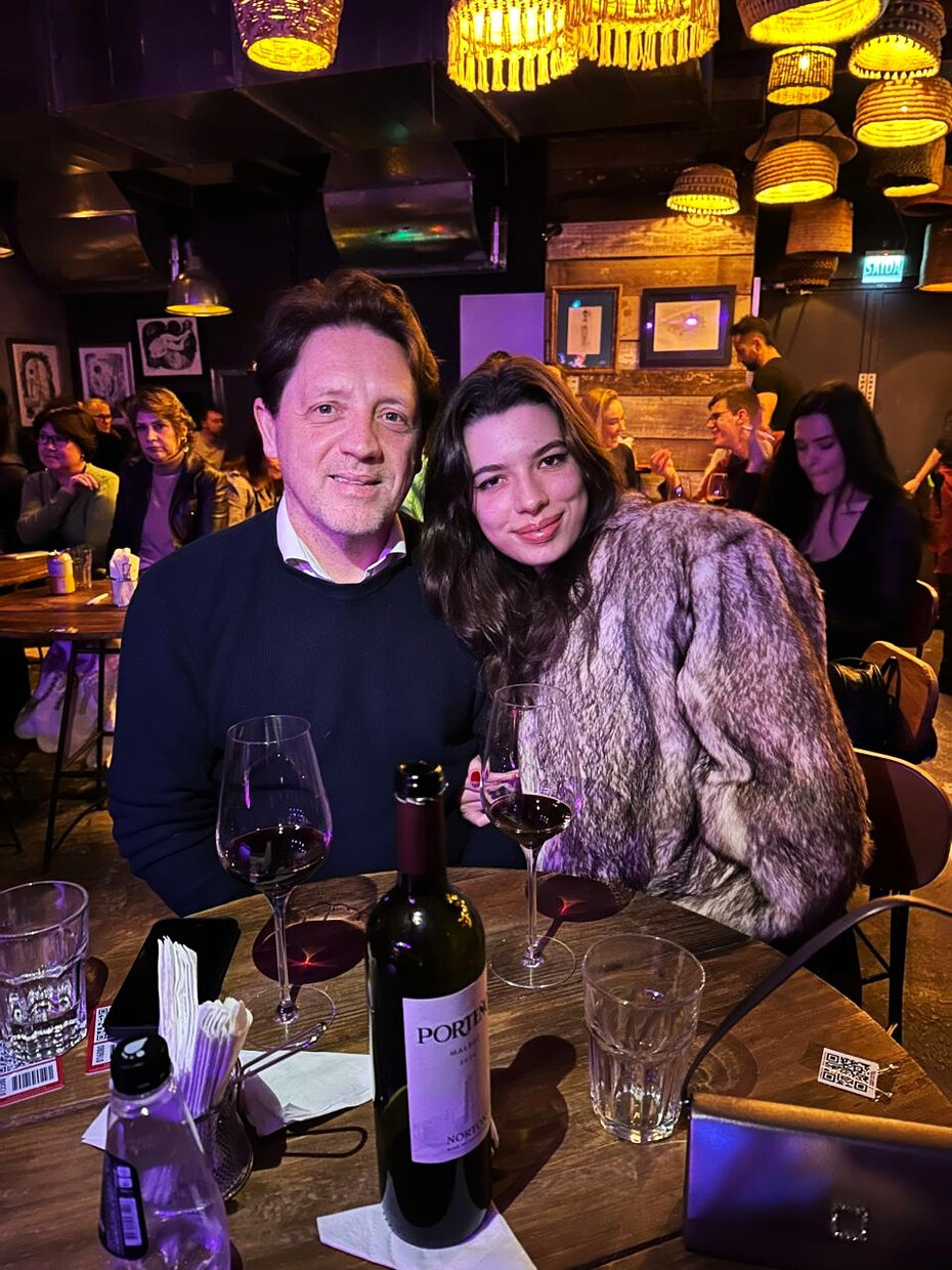 Evandro Matté e Bárbara Cainelli acompanharam a estreia de Daniel Germano no Duelo de Pianos (Foto: Paulo Gasparotto/Especial)