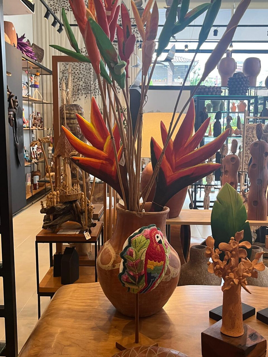 Bonito detalhe de flores e folhas de artesanato brasileiro (Foto: Paulo Gasparotto/Especial)
