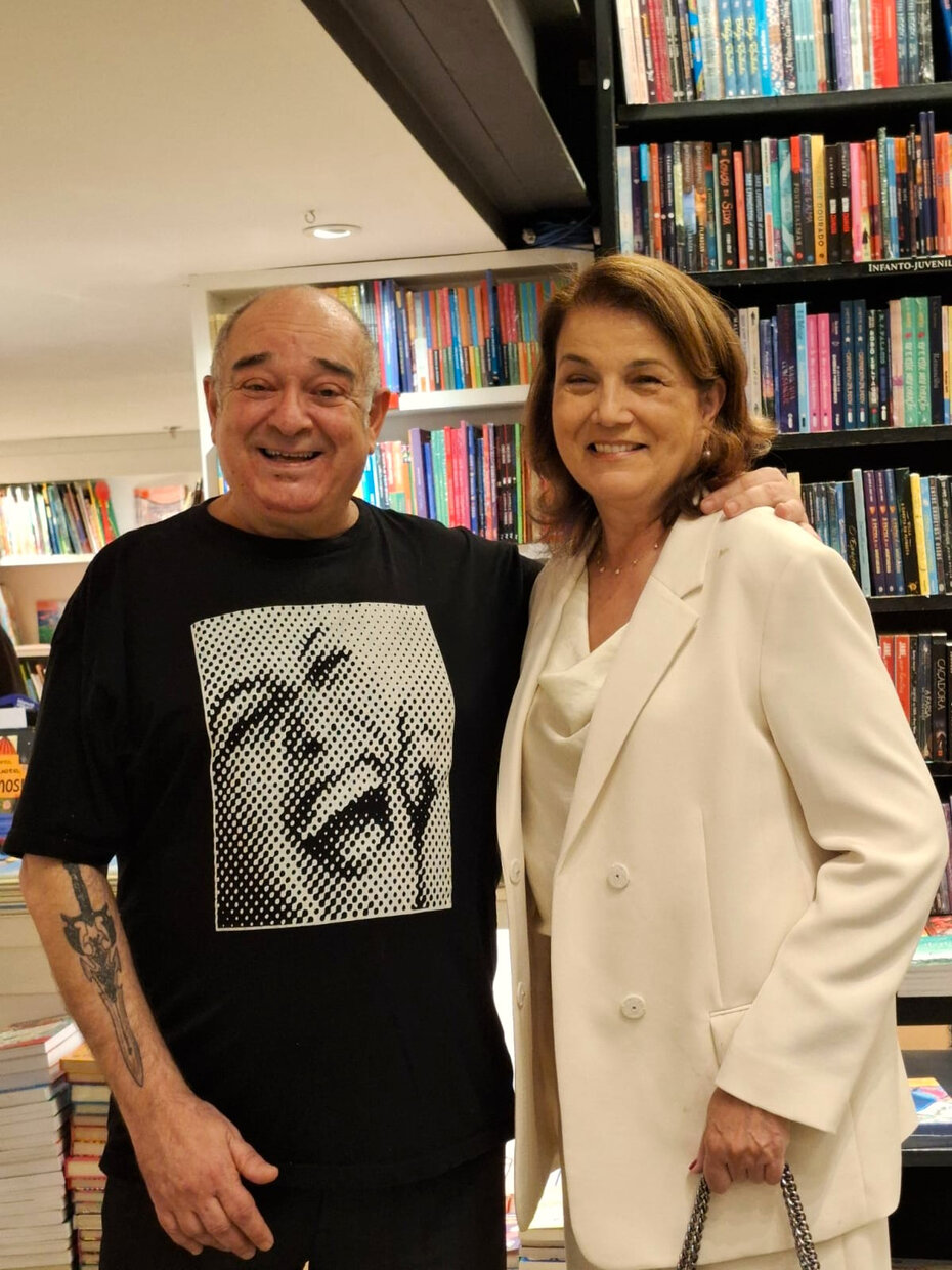 Zé Adão Barbosa e Leonor Schwartsmann na noite de autógrafos (Foto: Divulgação)