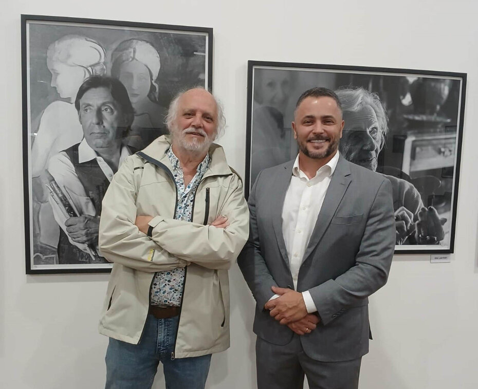 : O fotógrafo Fernando Zago e o presidente da Fundacred, Nivio Lewis Delgado na mostra Amigos Artistas (Foto: Divulgação)