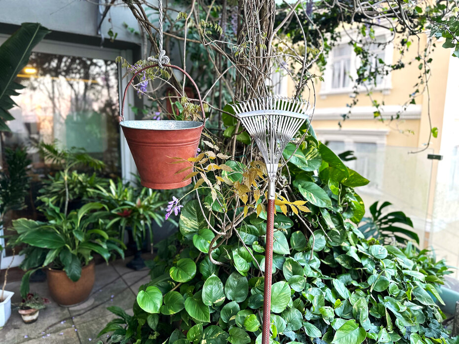 Luxo do Principe Jardineiro: balde e ancinho recobertos de couro pespontado. Fizeram parte da coleção que veio para o Fabricário, de Ana Terra (Foto Matheus Camargo/Divulgação)