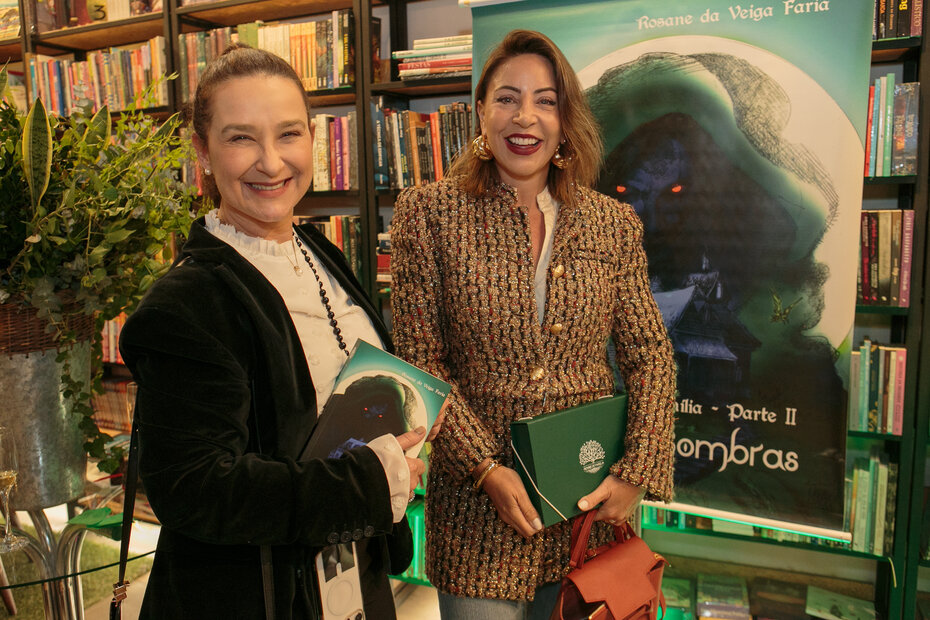 Làura Schirmer e Fran Medeiros no lançamento literário (Foto: Lisa Roos/Divulgação)