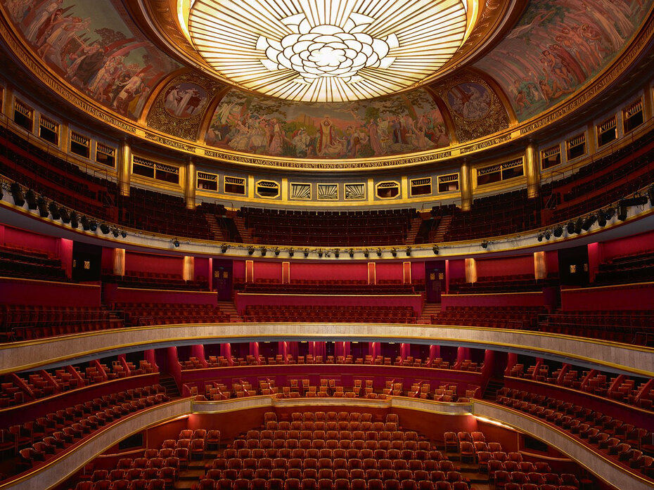 A homenagem inicia no Théâtre des Champs-Élysées, onde Joséphine fez sua estreia na capital francesa, em 1925 (Foto: Divulgação)