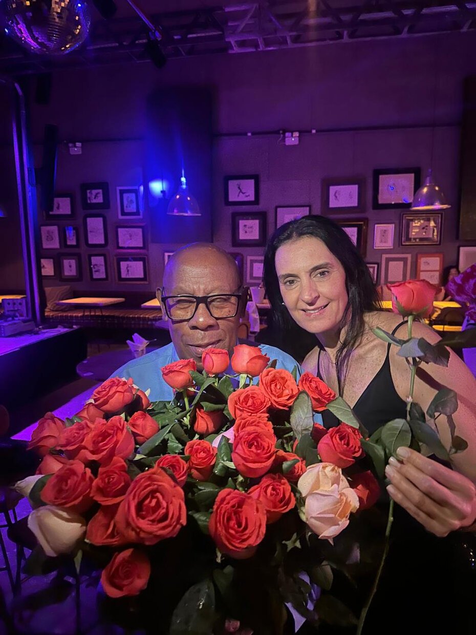Odorico das Flores ofereceu uma rosa para Luisa Refinetti Guardia (Foto: Divulgação)