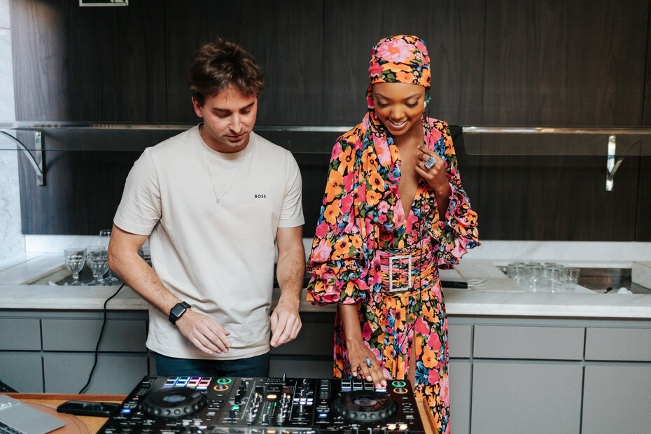 O DJ Pepê Leal e a modelo Valéria Vidarte (Foto: Franco Corrêa/Divulgação)