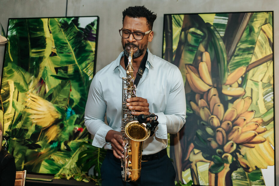 O saxofonista Luís Baner fez um elegante fundo musical (Foto: Franco Corrêa/Divulgação