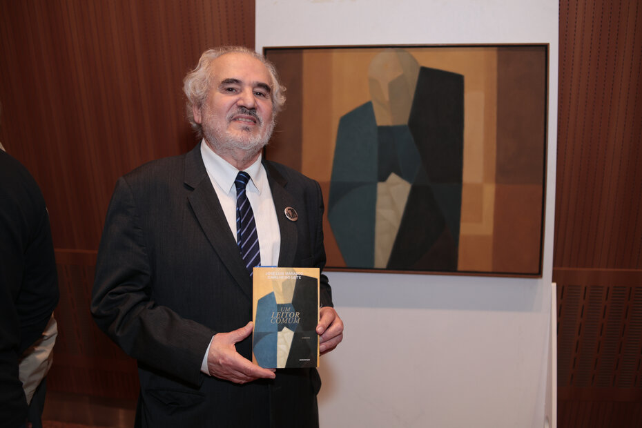 : Alfredo Aquino, o editor do livro e autor da obra que ilustra a capa (Foto: Vini Dalla Rosa/Divulgação)