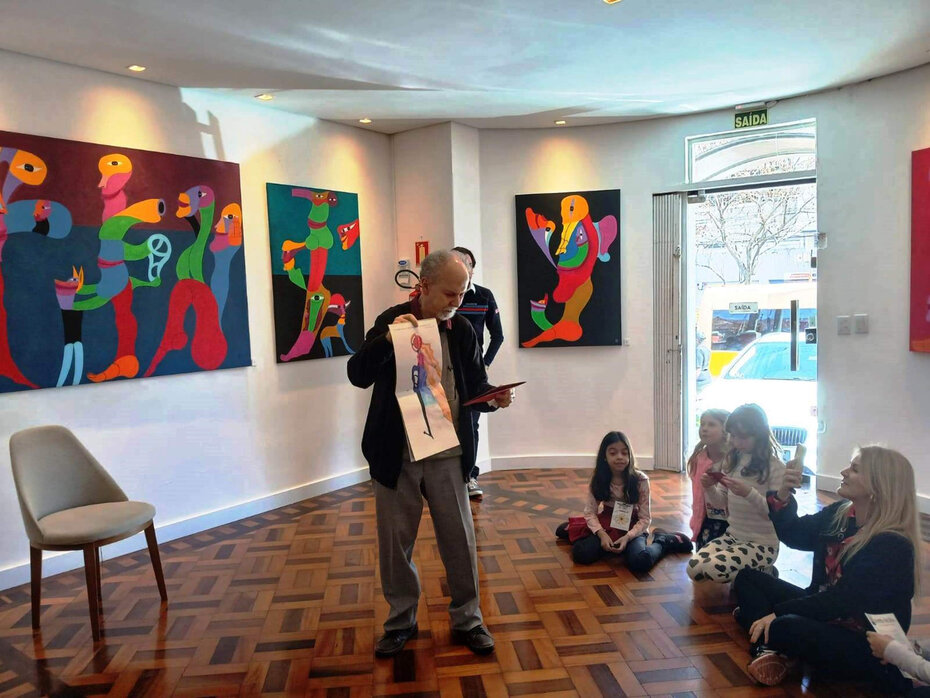 : Britto Velho no encontro com as crianças na Delphus (Foto: Carlos Souza/Divulgação)