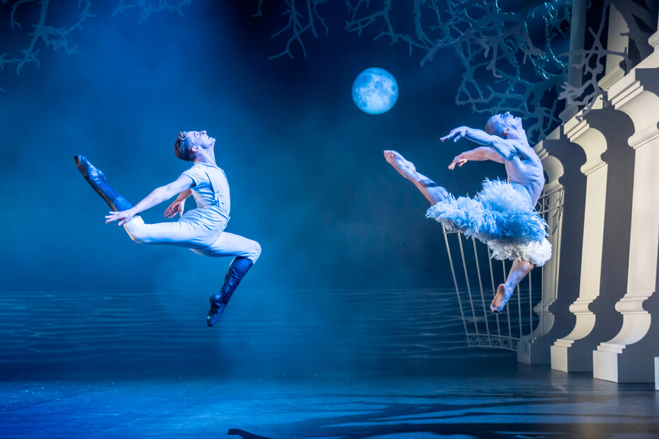 Coreografia de Matthew Bourne é considerada um clássico contemporâneo (Foto: Johan Persson/Divulgação)