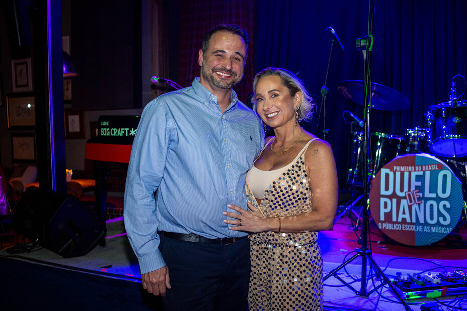 Ricardo Teixeira e Sofia Refinetti Teixeira receberam para a dupla comemoração no Encouraçado Butikin (Foto: Lenara Petenuzzo/Divulgação)