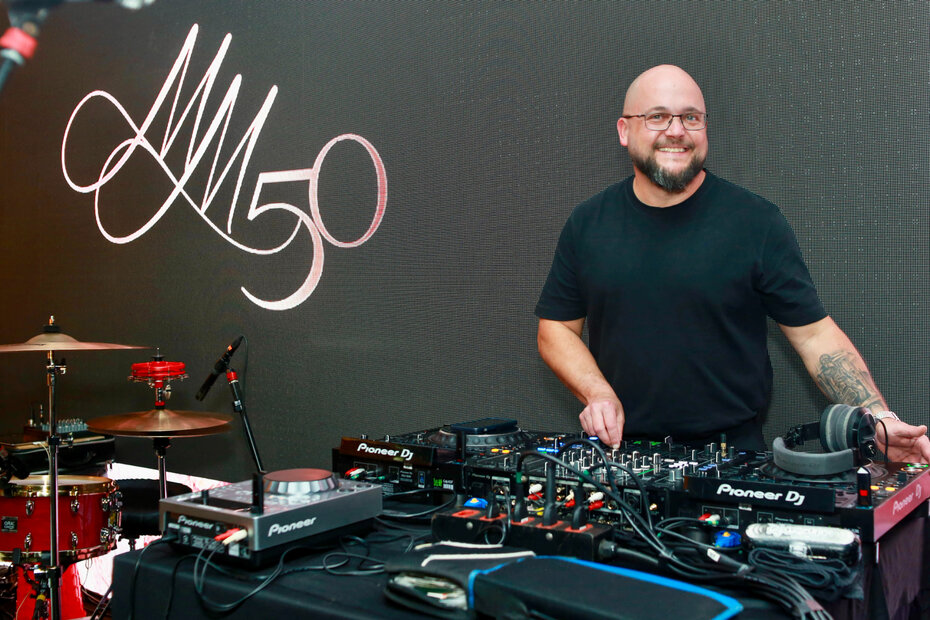 O DJ Ozzone foi o responsável pela trilha sonora (Foto: Lenara Petenuzzo/Divulgação)