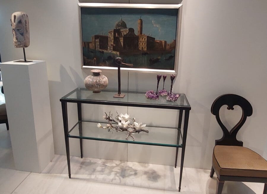 A mesa criada por Giacometti foi completada com peças de arte antiga e modernas (Foto: Divulgação)