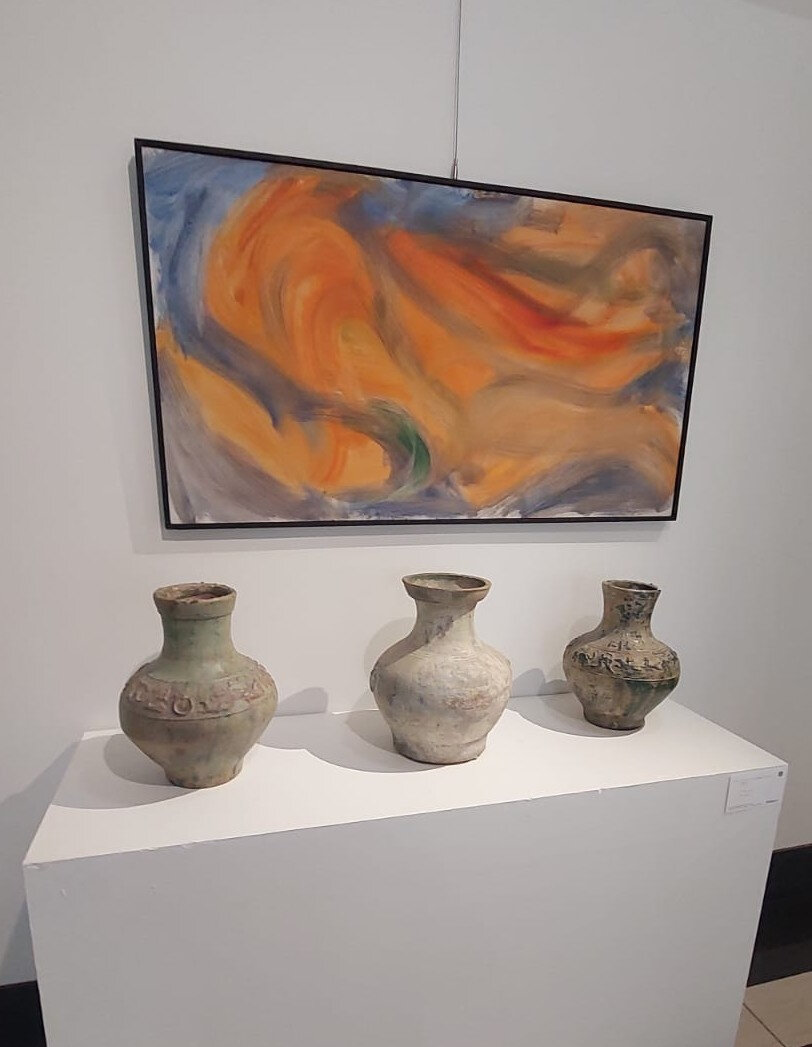 Os vasos antigos de cerâmica e o quadro abstrato de colorido vivo num dos recantos da Sotheby´s (Foto: Divulgação)