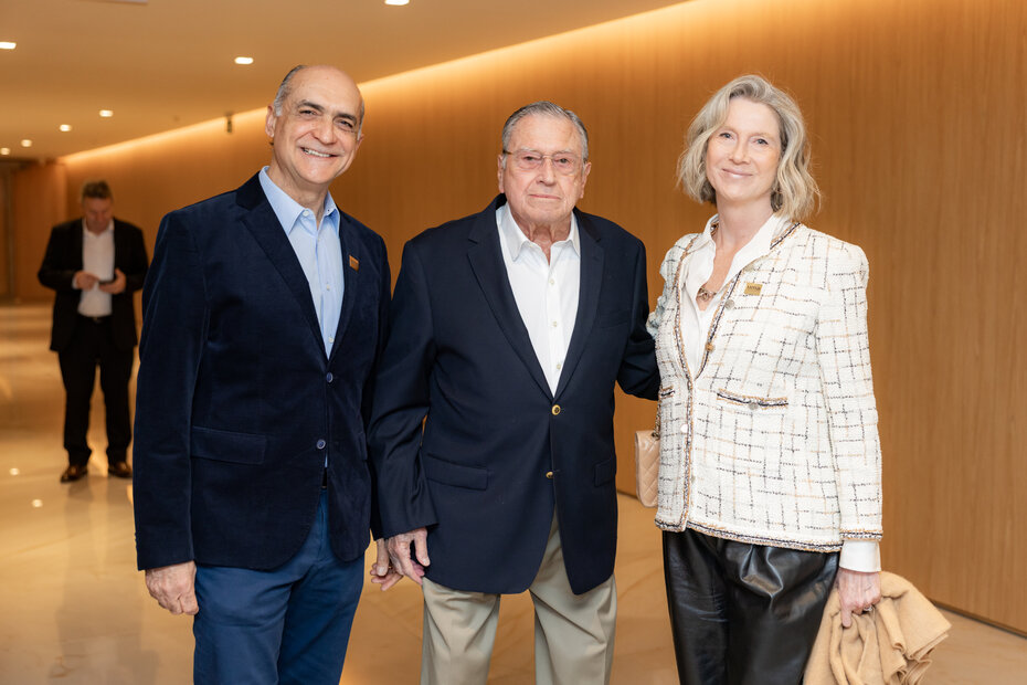 Newton Ulrich, Sergio Saraiva e Maria Teresa Saraiva Ulrich na noite de lançamento (Foto: Jonas Adriano/Divulgação)