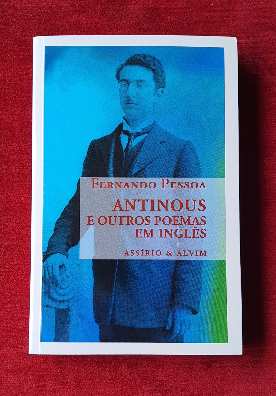 Edição do livro traz, entre outros, o poema bilíngue para Antinous (Foto: Divulgação)