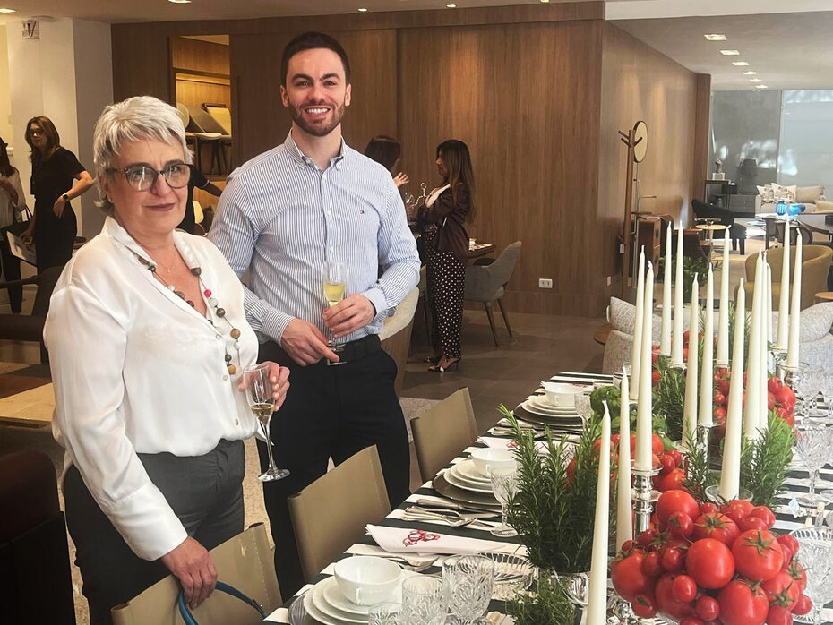 Giovanna Salzano e Rafael Selonk junto à charmosa mesa inspirada na Itália (Foto: Paulo Gasparotto/Especial)