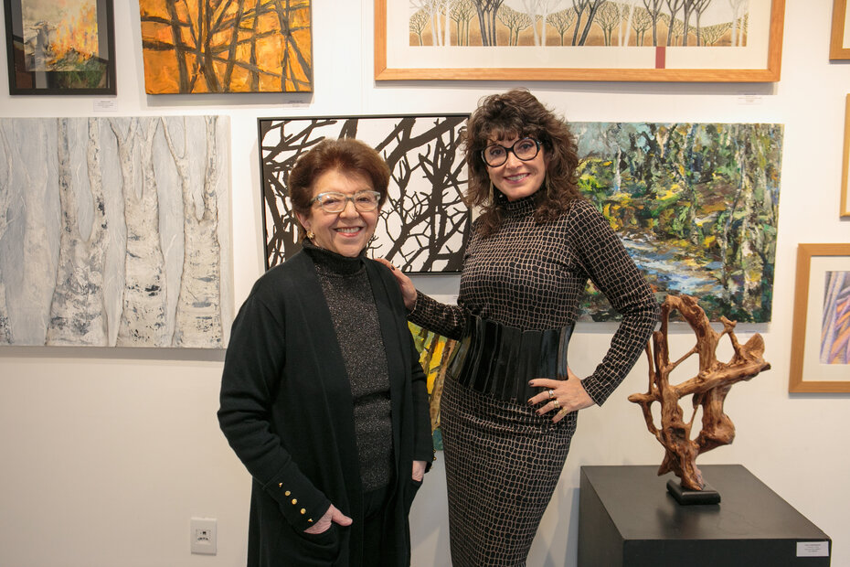 Clara Pechansky e Cynthia Japur na abertura da exposição coletiva (Foto: Lisa Roos/Divulgação)