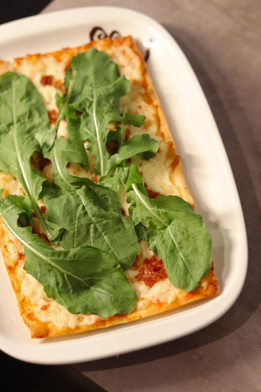 Deliciosa pizza de Parma com rúcula é uma das novidades do cardápio do Press Café (Foto: Divulgação)