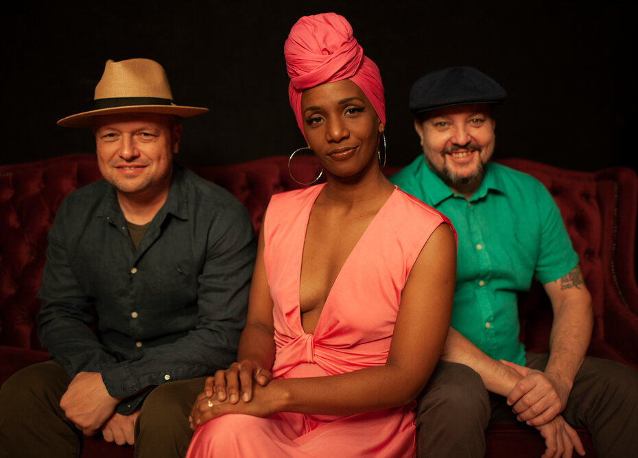 Indira y Os Brás Cubas se apresentam com o melhor das sonoridades latinas (Foto: Raul Krebs/Divulgação)