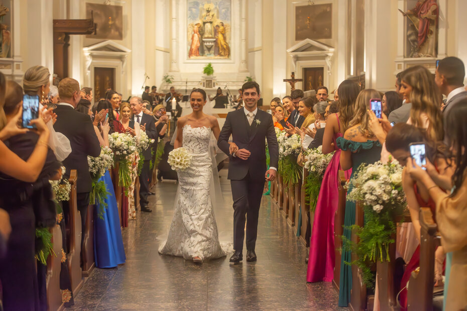 Laura Cesa dos Santos e Vicente de Araújo Costa após a bênção nupcial (Foto: Evandro Leal/Divulgação)
