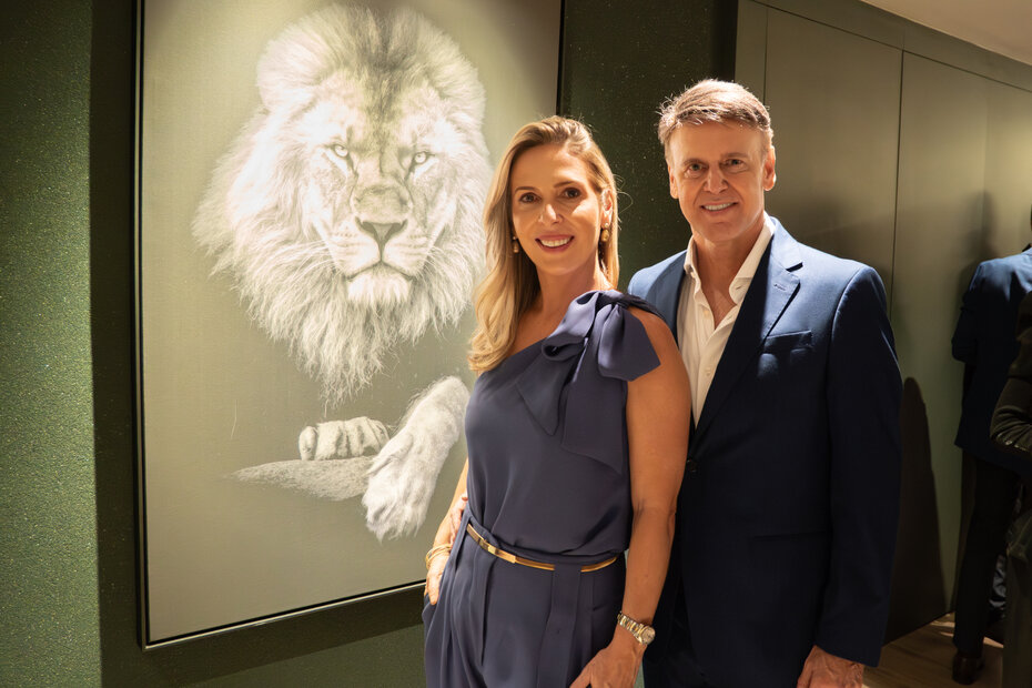 Stefania Herrmann Bonalume e Marcelo Matias receberam os convidados (Foto: Julia Klever/Divulgação)