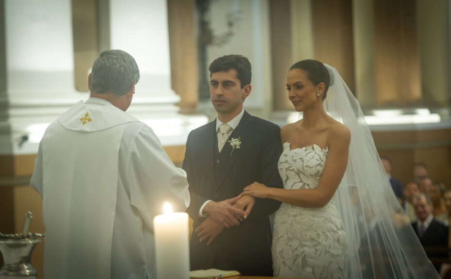 Vicente de Araújo Costa e Laura Cesa dos Santos no altar da Catedral Metropolitana (Foto: Evandro Leal/Divulgação)