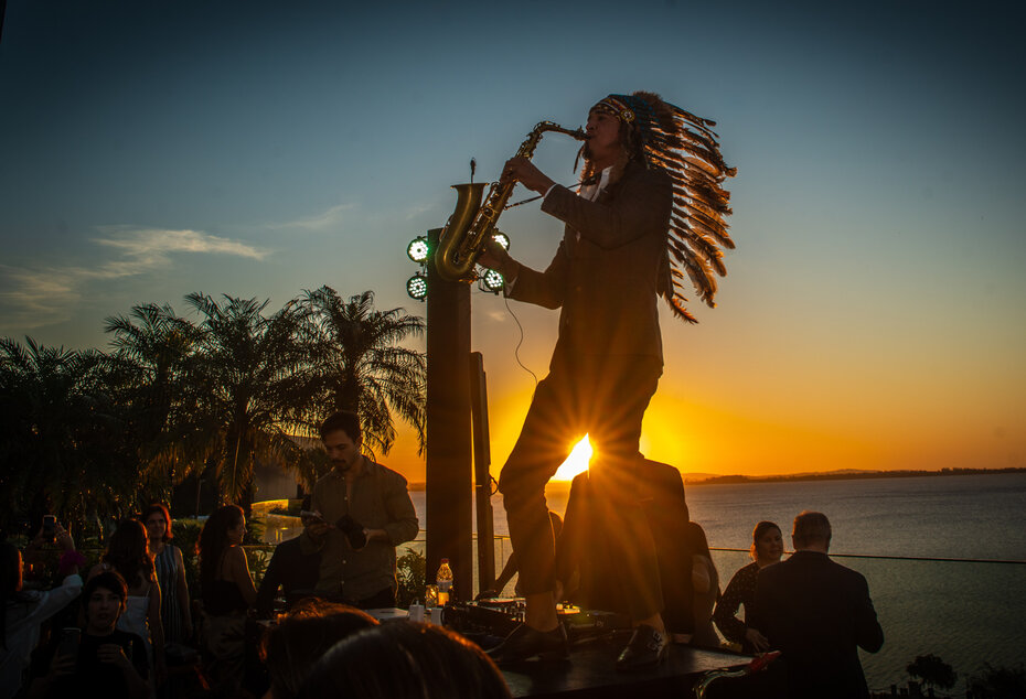 O saxofonista Vini Netto emoldurado pelo belo pôr do sol (Foto: Evandro Leal/Divulgação)