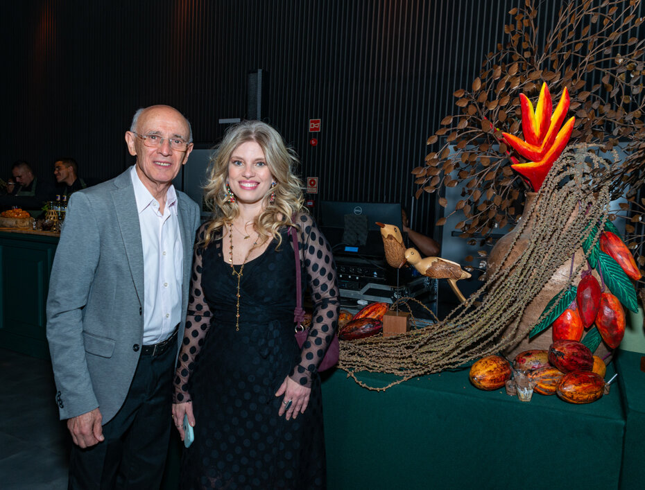 Helio Zorzi e Helena Zorzi junto às peças da Divina Brasilidade que integraram a exposição (Foto: Evandro Leal/Divulgação)